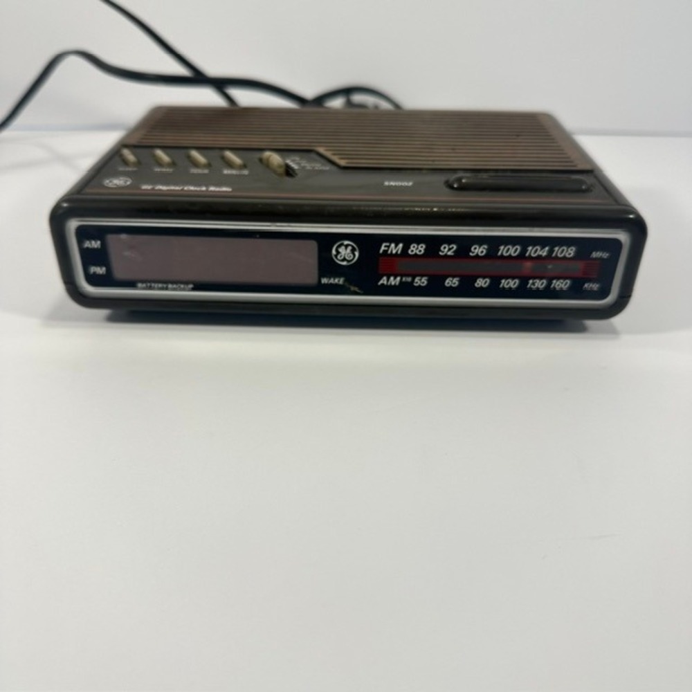 GE Digital Clock Radio Vintage AM FM Woodgrain Model 7-4612A Black
